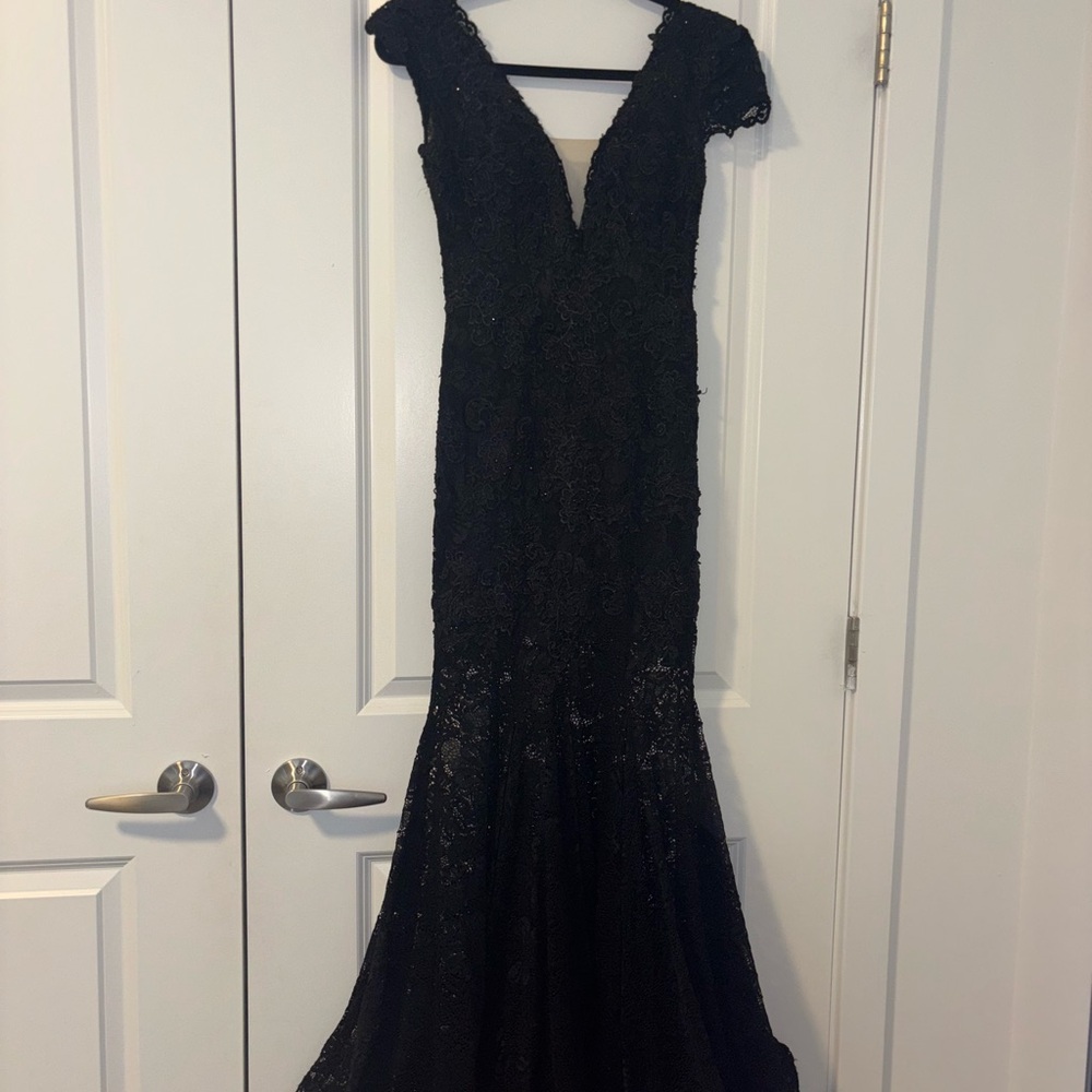Elegant Black Lace Evening Gown